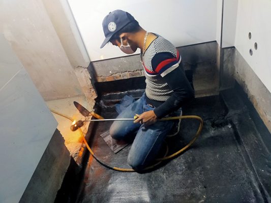 thi cong chong tham san ve sinh bang mang kho nong