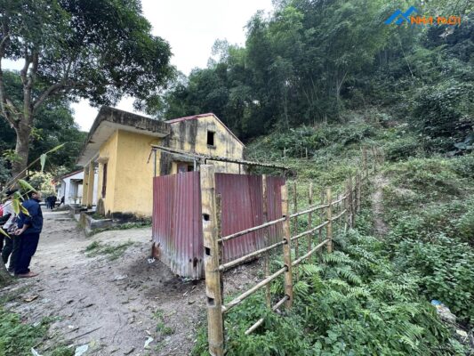 Nhà vệ sinh được dựng tạm không đủ vệ sinh Nhà vệ sinh được dựng tạm không đủ vệ sinh