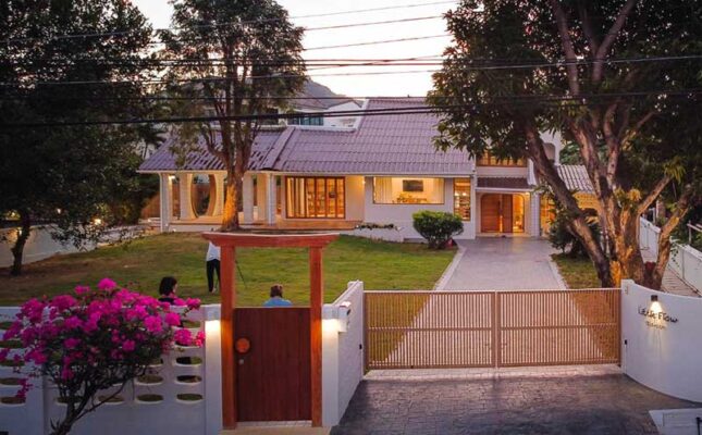 Nhà mái Nhật chữ L có sân vườn – 3 Mẫu thiết kế đẹp, thoáng khi xây nhà trọn gói 13 Nhà mái nhật chữ L có sân vườn 1 tầng cho người trẻ