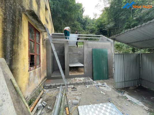 Xây nhà vệ sinh cho học sinh Trung Lý 2