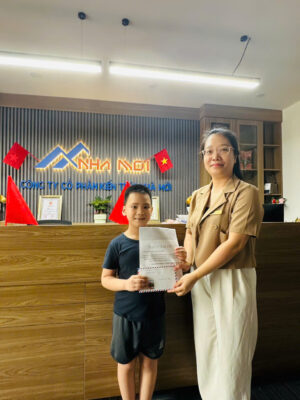 Cháu nhỏ đến tận Văn phòng Nhà Mới để ủng hộ dự án thiện nguyện vùng cao