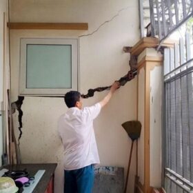 Nứt tường do nhà hàng xóm thi công móng không có biện pháp đảm bảo an toàn Đào móng nứt nhà bên cạnh do thi công sai kỹ thuật