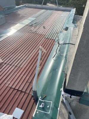 bắn tôn che khe hở giữa 2 tường nhà liền kề bắn tôn che khe hở giữa 2 tường nhà liền kề