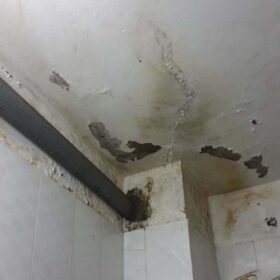 Đường nước âm tường bị rò rỉ gây mốc tường. Cần tránh rủi ro chất lượng ngay từ khi xây nhà Đường nước âm tường bị rò rỉ gây mốc tường. Cần tránh rủi ro chất lượng ngay từ khi xây nhà