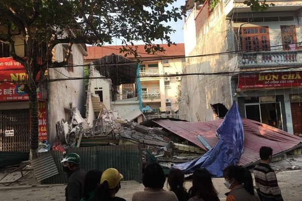 Ngôi nhà 2 tầng 1 tum tại Lào Cai đổ sụp khi hàng xóm đang đào móng. Nguồn: Vietnamnet