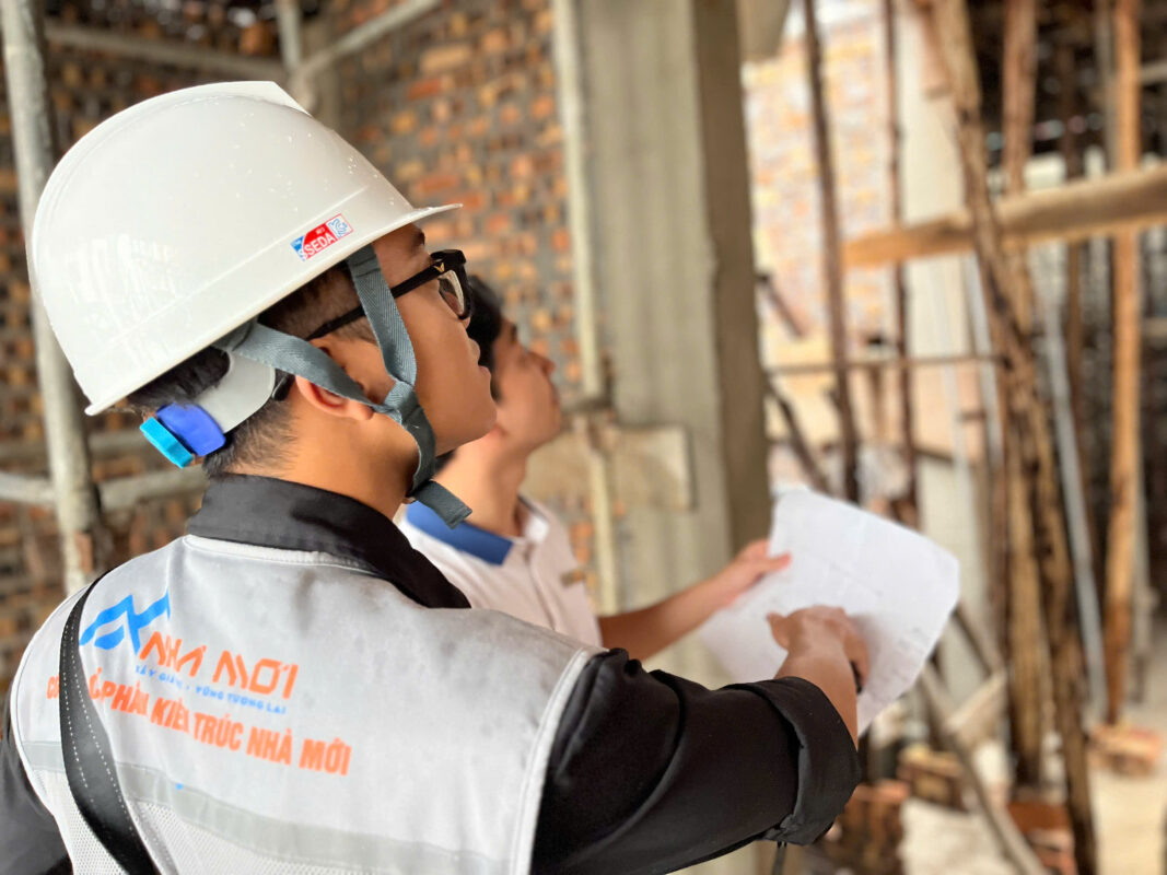 Kiến trúc sư Nhà Mới kiểm tra kết cấu dầm sàn Tầng 3 Công trình Kim Ngưu