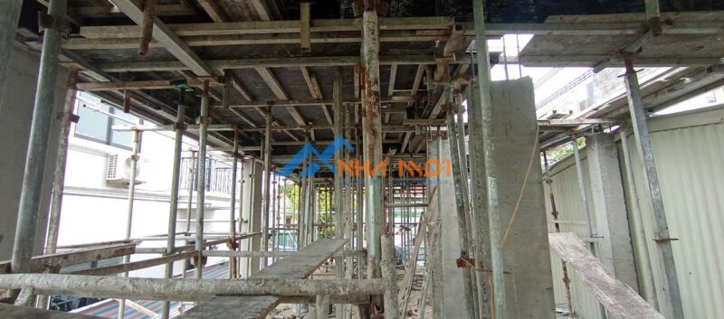 Thi công sàn tầng 5 - Xây nhà trọn gói công trình nhà phố 5 tầng 1 tum tại Ngọc Thụy 1