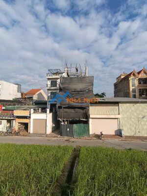 Góc nhìn từ xa nhà phố hiện đại 5 tầng 1 tum tại Ngọc Thuy, Long Biên