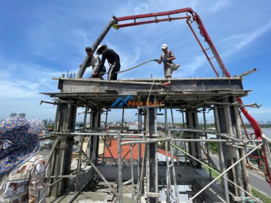 Đổ bê tông mái nhà phố hiện đại 5 tầng 1 tum tại Ngọc Thuy, Long Biên