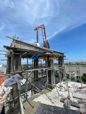 Đổ bê tông mái nhà phố hiện đại 5 tầng 1 tum tại Ngọc Thuy, Long Biên