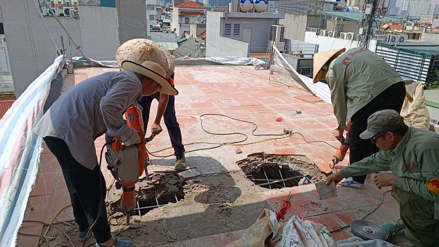 Cưỡng chế phá dỡ một phần công trình vi phạm xây dựng nhà ở sai phép tại phường Yên Hòa (Ảnh ST)