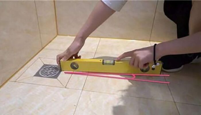 Lát nhà vệ sinh cần đảm bảo độ dốc nên không thể dùng gạch liền mạch