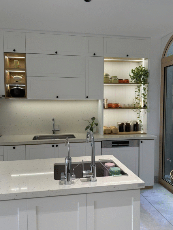 Mặt bàn bếp nên chọn đá nhân tạo và làm bằng phẳng