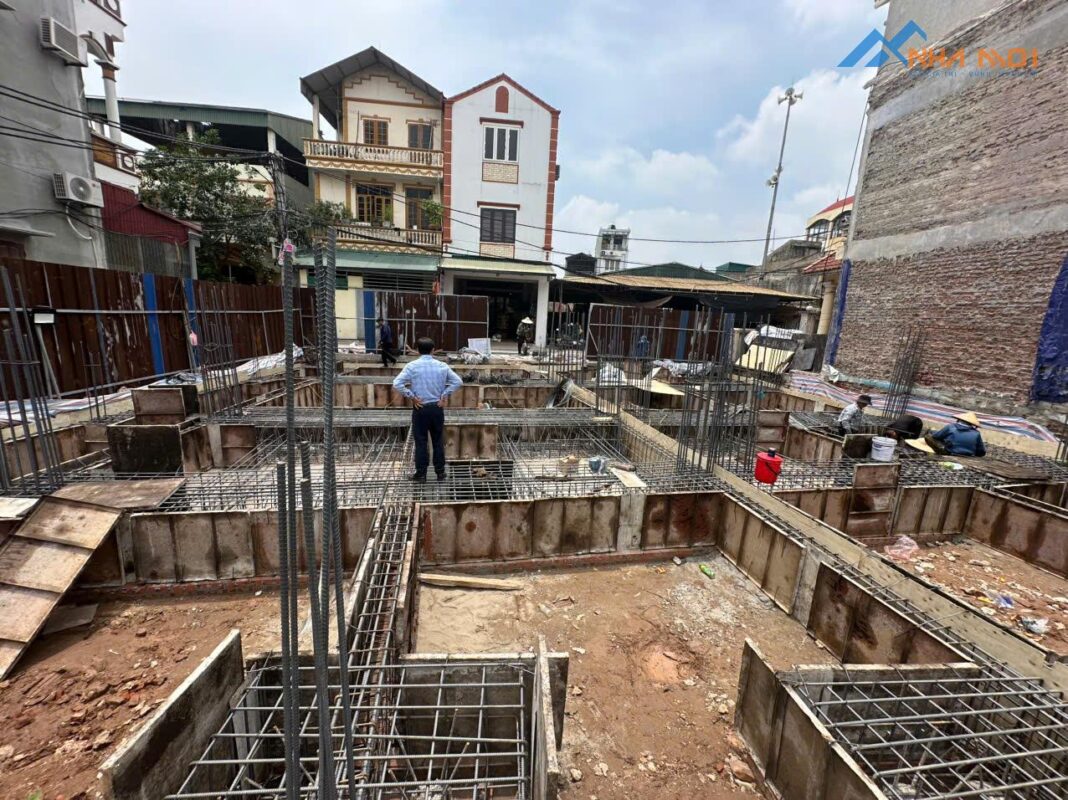 Đổ móng xong sau 7-10 ngày có thể san lấp nền nhà. Đừng vội đổ sớm sẽ ảnh hưởng đến móng công trình